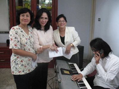 Para penyanyi andalan exPlaju, Tina, Myrna dan Inge
lagi persiapan atur suaro....mejeng dulu ah...
Keywords: keluarga