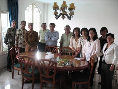 Yang sebok2 dalam ibadah Paskah exPlaju 2007
Ki-ka : Ronald N, Rosihan (Hans) AS, Toni S, Ronald S, Hokky, Johnny S, Inneke P, Tina H, Myrna S, Enny S, Inge S
Keywords: keluarga