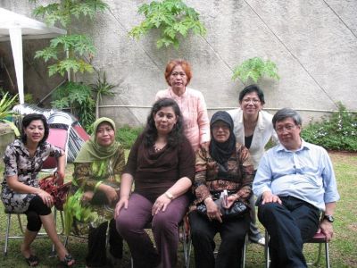 Ny. Rumah ( Linda Sumolang ) diantara para tamu
Siapo yo itu yang paling ganteng dewek ?????
Keywords: keluarga