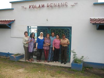 Aidah...kolamnyo pas tutup pulok......jadila mejeng didepan pintu masuknyo..
Keywords: keluarga