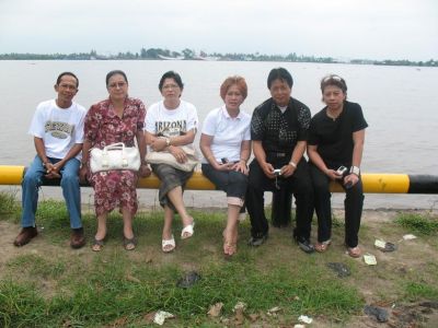 Mejeng dipinggir sei Musi
Ki-ka : Luhut, Nuke, Inge, Yanti, Gatot, Maryanti
Keywords: keluarga