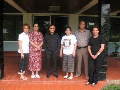 Di depan Mess
Kak Liliek lupo nggawak sandal.....
Keywords: keluarga