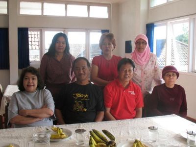 Kumpul2 awal 2008 di Lembang
Duduk ki-ka : Erni, Rasyid, Gatot, Frida
Belakang ki-ka : Gati, Yanti, Erna
Keywords: keluarga