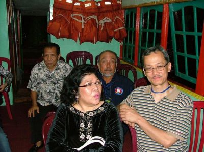 Di atas boat menuju Warung Legenda
ki-ka : Maurice H, Alma H, Potan H, Agung

