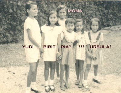 Tebak siapo yang tanda ???
Foto sekitar th. 1970 di halaman samping rumah Lantoro 182
