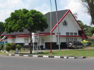 Rumah di Jl. Permai no. 56 Plaju
Sekarang jadi Wisma Pandu
Dulu bekas rumahnyo kel. JAC Vink; kel. GB Sitompul
