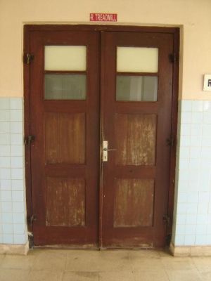 RS Plaju - Mei 2008
Dulu ruang konsul dokter, sekarang ruang treadmill.
Pintunyo maseh asli seperti jadoel, cuman kurang pernis bae.
Keywords: keluarga