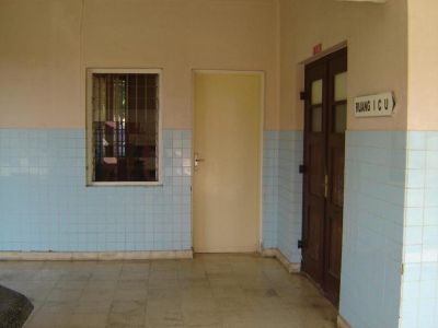 RS Plaju - Mei 2008
Pintu masuk ke klinik, tempat suster melakukan tindakan macem nyuntik pasien, ganti perban dsb.
Dari ruang suster, ada pintu konekting ke ruang konsul dokter disebelahnyo.
Keywords: keluarga