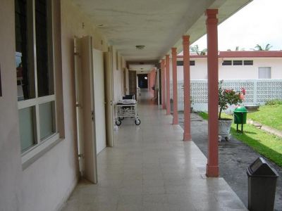 RS Plaju - Mei 2008
Lorong bagian rawat inap, mulai kamar no. 4 dst. ( dulu bekas kamar no. 6 )
Keywords: keluarga