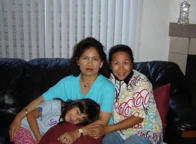 Di rumah Sylvia di CA - Agt 2006
Gina, Ingrid ( anak Sylvia ), Noni
Keywords: keluarga