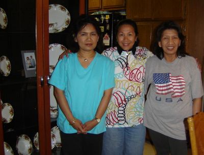 Di rumah Sylvia di CA - Agt 2006
Gina, Noni, Sylvia ( yang lagi alergi gatal2..... )
Keywords: keluarga