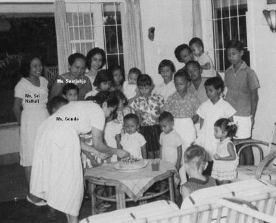 Ultah Noni ke 2 di rumah jl. Permai no. 227 Plaju
Yang dateng kawan2 yang besak2 galo......
Ado yang kenalkah dengan anak2 kel. J. Vink ????? ( rai2nyo ado di foto ini )
Keywords: keluarga