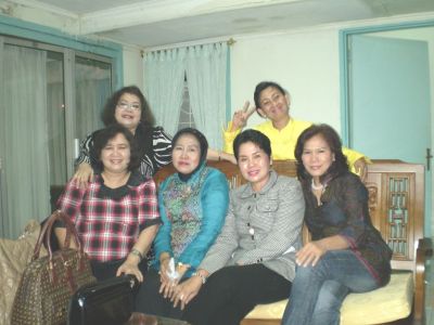 ATOZ
Dikediaman Titin Sei Gerong, baju kuning Hotris
