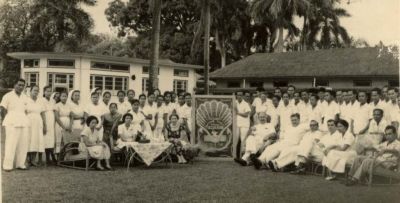 Dokter2, perawat/suster2 dan mantri2 RS Plaju th 1958 - didepan Ruang OK
Duduk no. 2 dari kanan, mak-nyo Noni, Albert dan Anton.
Mungkin kalo ado yang mak-nyo/bak-nyo/mamang apo bibiknyo yang ado difoto ini, payo oi silahkan ngisi bae namo2nyo.
Keywords: keluarga