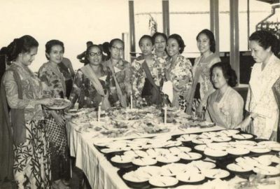 Gaya ibu2 PIKMI & kue2 hidangannyo yang maseh sederhana nian
Di Soos th 68 dalam rangka menyambut tamu pak Ibnu Sutowo & rombongan
kika : Ibu Radjagoekgoek, ibu ??, ibu Hasan Basri, ibu ??, ibu Koenoro, ibu Dharmadjaja,   ibu ??, ibu ??, ibu Haidar Harun, ibu Gondo
Ado yang kenalkah dengan ibu2 yang dak tetulis namonyo ???? Silahkan bae diisi namo2nyo dikolom komentar
Keywords: keluarga