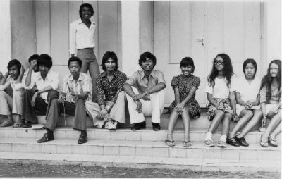 Jam istirahat SMA YP Nasional
Taon 1974, nah tebaklah siapo2 bae ..ATOZ & SALSA
