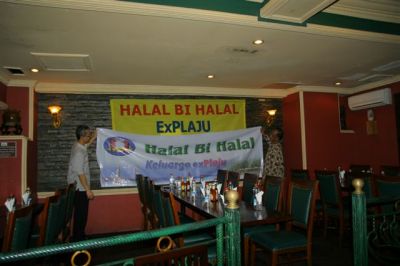 Sibuk pasang spanduk
Agung, Rasyid
