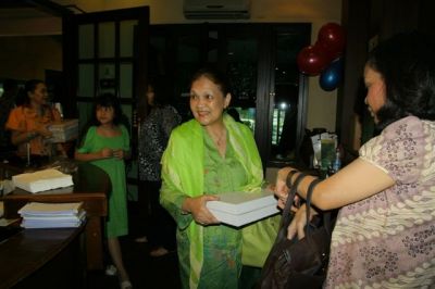 Tante Madjid dengan kuehnya
