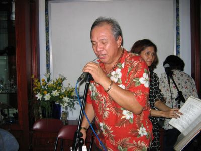 Tante Dolly (lagi nyanyi Hello Dolly)
