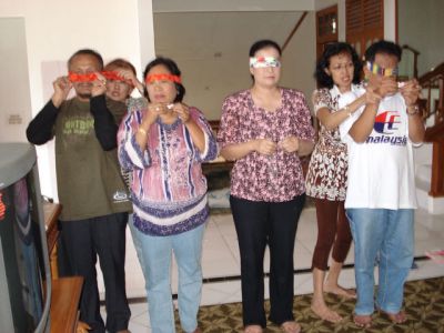 Pertandingan nempel hidung di gambar wong gilo
