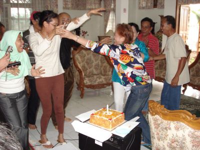 Taunyo ado yang ULTAH si Owa... Rebutan nyiram Owa
