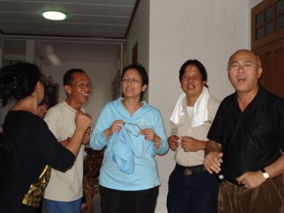 Joget bersamo... ado kejutan, ado yang kerudungnyo dilepas... cubo tebak ?
