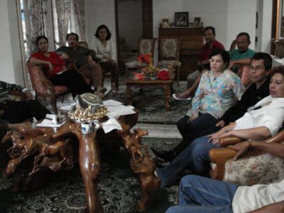 PR dari Inge suruh buat yel-yel, kumpul besok, diketik 1,5 spasi
