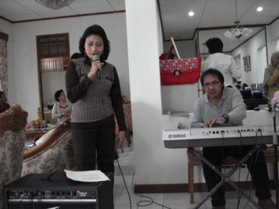 Yuk Tiny dengan suaro emasnyo dan Bang Zalli...
Terima kasih Yuk Tiny dan Bang Zalli atas partisipasinyo
