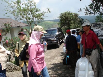 Sampe di villa Kasa Cipanas, angkat barang dewek2...
