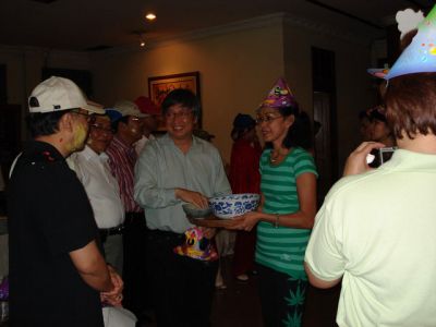 Pak Ketum Hokky ngawali dengan menyiram kembang 7 rupo
