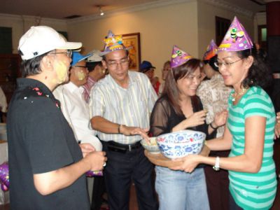 Dak ketinggalan Bu Sekjen Nita jugo nyiram kembang ke anggota baru
