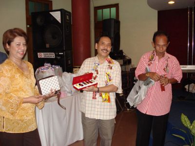 Hadiahnyo banyak nian oi...
