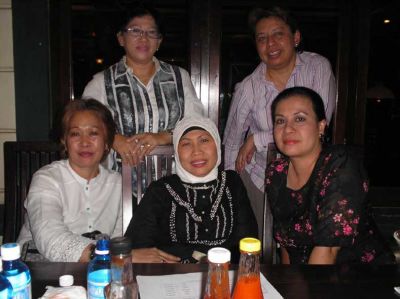 Persiapan Panitia (Kafe Safari)
Ki-ka: Yanti, Inge, Ernani, Maryanti, Nuke
