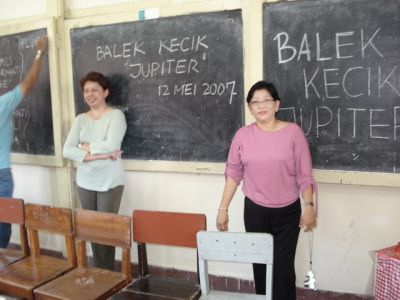 Masuk ke kelas, papan tulis masih samo cak dulu.
