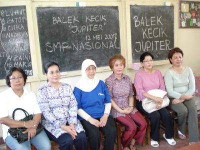 Emak2 Jupiter di depan kelas.
