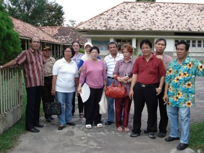 Di depan SD Nasional.
