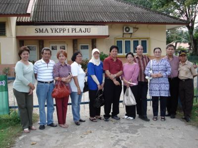 Di depan SMA Nasional.
