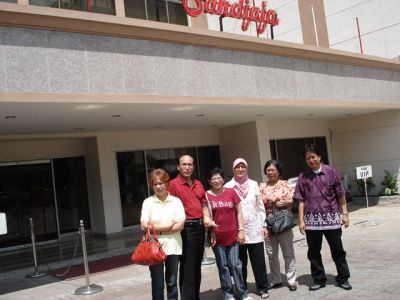 Nampang di depan Hotel: Yanti, Ramli, Inge, Erna, Citra, Gatot.
