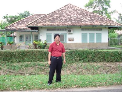 Gatot di depan rumah dulu (Plaju 182).
