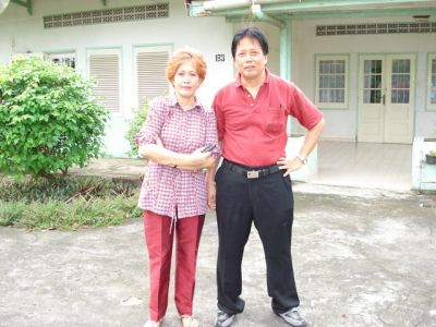 Haryanti di depan rumah (Plaju 183)... di depan sini dulu... kumpul2.
