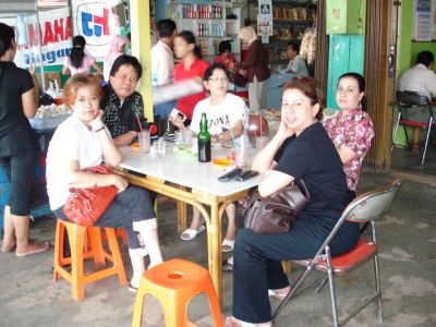 Hari ketigo (Senin) makan pempek di Plaju.
