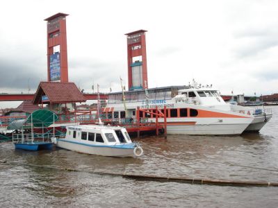 Jembatan Ampera dan kapal Kembang Dadar Tour Musi.
