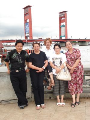 Foto di depan Jembatan Ampera.
