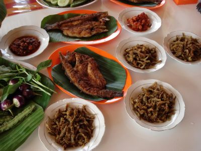 Menu makanan, andalannyo Pindang Iwak Baung.
