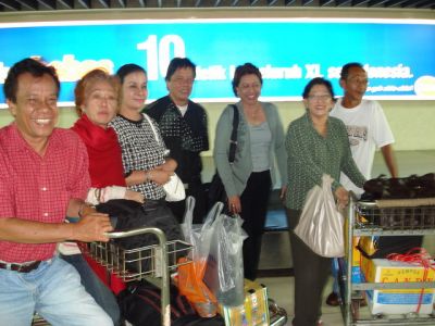 Bawaannyo... empek-empek galo...
