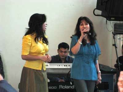 Tanggung, nyanyi sekalian 1 lagu di depan.
