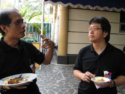 Makan sambil rapat panitia reuni
