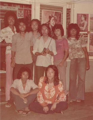 Kru Blue Sky (Plaju 178)
kika (tegak): Husniril, Heru, Martinez, Boy, Tiopan, Johny. (duduk): Haryanto, Eng Gyan.
