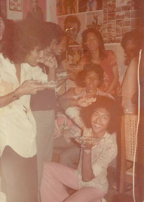 Kru Blue Sky
Makan2 di "studio mini" Pemancar Gelap
