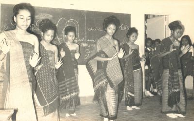 Dewi, ???, Mona, Indah, ??? , ???
Perlombaan nari dalam rangka class meeting SMP (1973)

